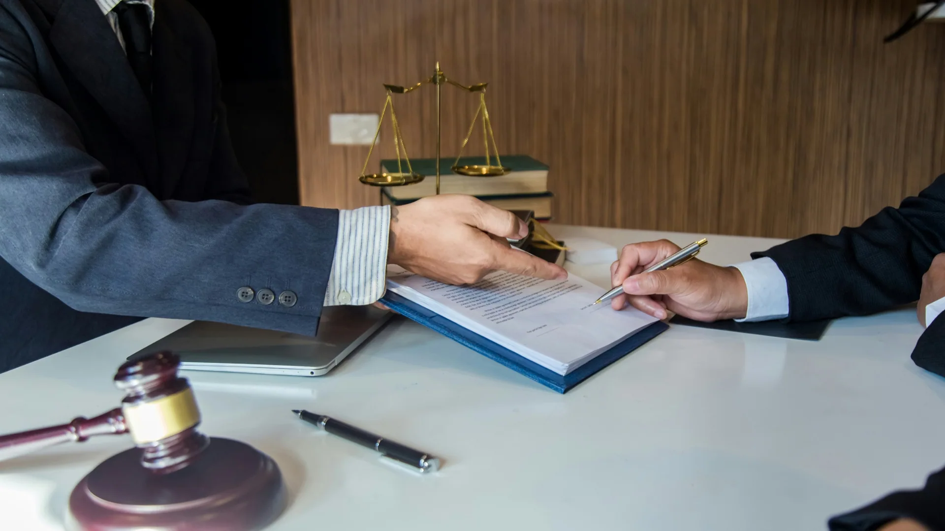 法律事務所向け事件記録レビュー一体型システムの活用シーン